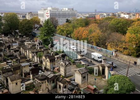 Vue imprenable sur le cimetière de Montmartre avec la rue de Montmartre en arrière-plan.Paris.France Banque D'Images