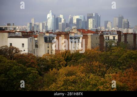 Vue sur les gratte-ciel du quartier des affaires de la Défense avec les immeubles d'appartements parisiens traditionnels en premier plan depuis Montmartre.Paris.France Banque D'Images