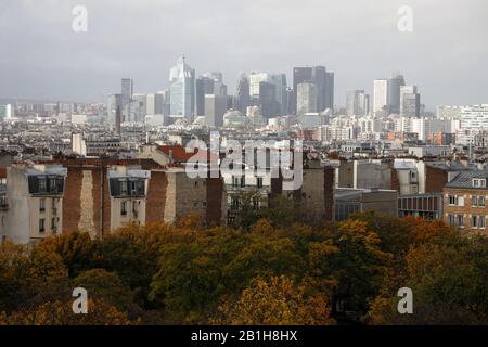 Vue sur les gratte-ciel du quartier des affaires de la Défense avec les immeubles d'appartements parisiens traditionnels en premier plan depuis Montmartre.Paris.France Banque D'Images