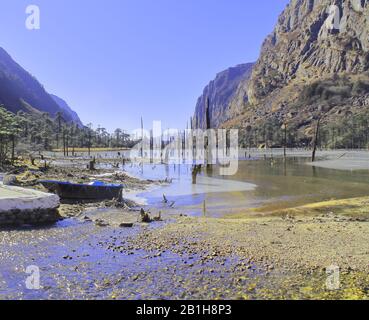 paysage pittoresque d'un lac madhuri partiellement gelé ou d'un lac sangetsar tso (lac sangestar tso) avec des troncs d'arbres morts, à tawang, arunachal pradesh, inde Banque D'Images