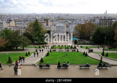 La vue de la ville de Paris avec des visiteurs sur la place Louise Michel en premier plan depuis la Basilique du Sacré-Cœur de Montmartre.Paris.France Banque D'Images