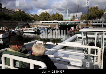 Touristes en bateau à visiter à Port de l'Arsenal avec Colonne de juillet à Bastille en arrière-plan.Paris.France Banque D'Images