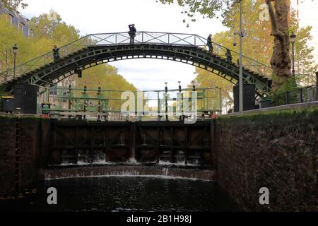 Ponts et écluses de fer sur le canal Saint-Martin.Paris.France Banque D'Images