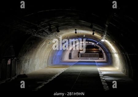 Intérieur avec vue sur un tunnel d'égout à l'intérieur du musée des égouts de Paris（Musée des Egouts de Paris).Paris.France Banque D'Images