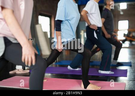 Quatre personnes âgées qui font des exercices Banque D'Images