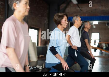 Quatre personnes âgées qui font des exercices Banque D'Images