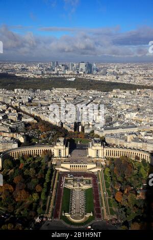 Vue aérienne du jardin du Trocadéro et du Palais de Chaillot avec gratte-ciel dans le quartier des affaires de la Défense en arrière-plan. Paris.France Banque D'Images