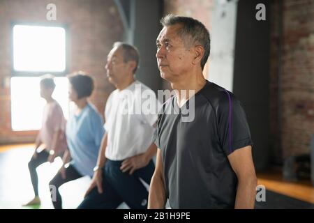 Quatre personnes âgées qui font des exercices Banque D'Images