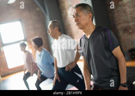 Quatre personnes âgées qui font des exercices Banque D'Images