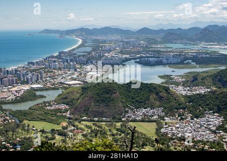 Quartier de Barra da Tijuca à Rio de Janeiro avec lac de la ville et bâtiments de grande taille et parcours de golf en premier plan Banque D'Images