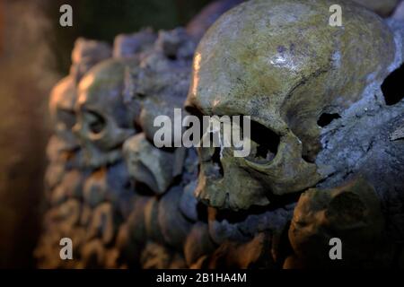 OS et crânes stockés à l'intérieur des catacombes de Paris.Paris,France Banque D'Images