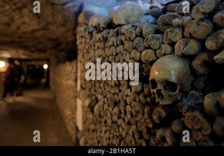 OS et crânes stockés à l'intérieur des catacombes de Paris.Paris,France Banque D'Images