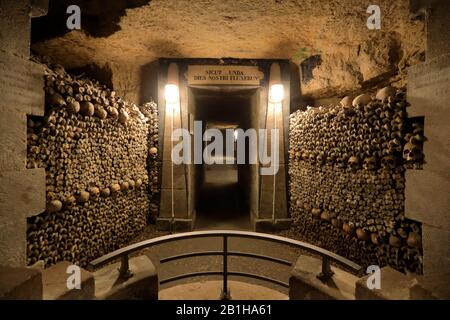 OS et crânes stockés à l'intérieur des catacombes de Paris.Paris,France Banque D'Images