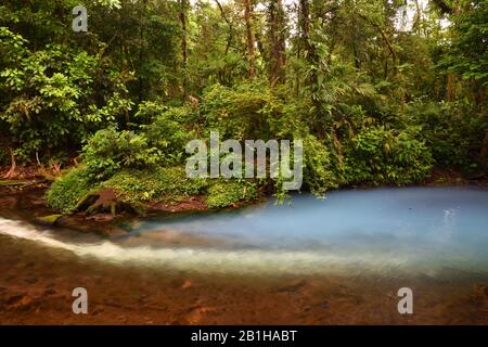 Une cascade bleue dans le parc national du volcan Tenorio, Costa Rica Banque D'Images