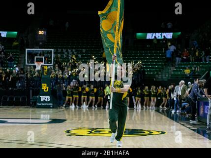 Waco, Texas, États-Unis. 25 février 2020. Baylor Bears cheerleader porte le drapeau sur le terrain après la deuxième moitié du match de basket-ball NCAA pour Homme entre Kansas State Wildcats et Baylor Bears au Ferrell Center de Waco, Texas. Matthew Lynch/Csm/Alay Live News Banque D'Images