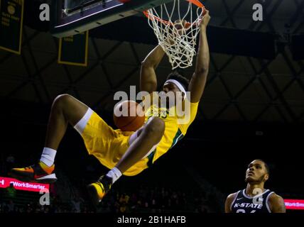 Waco, Texas, États-Unis. 25 février 2020. Baylor Bears Forward Flo Thamba (0) dunks le ballon pendant la 2ème moitié du jeu de basket-ball NCAA pour Homme entre Kansas State Wildcats et Baylor Bears au Ferrell Center de Waco, Texas. Matthew Lynch/Csm/Alay Live News Banque D'Images