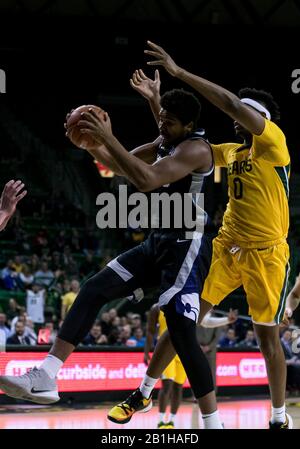 Waco, Texas, États-Unis. 25 février 2020. Kansas State Wildcats forward Nigel Shadd (45) rebondit le ballon contre Baylor Bears forward Flo Thamba (0) pendant la deuxième moitié du match de basket-ball NCAA pour Homme entre Kansas State Wildcats et Baylor Bears au Ferrell Center de Waco, Texas. Matthew Lynch/Csm/Alay Live News Banque D'Images