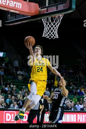 Waco, Texas, États-Unis. 25 février 2020. Baylor Bears Guard Matthew Mayer (24) lance une mise à pied contre le Kansas State Wildcats Guard Mike McGuirl (0) pendant la 2ème moitié du match de basket-ball NCAA pour Homme entre Kansas State Wildcats et le Baylor Bears au Ferrell Center de Waco, Texas. Matthew Lynch/Csm/Alay Live News Banque D'Images