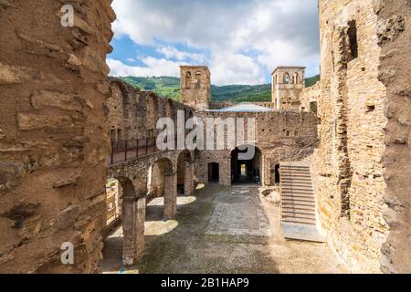 La cour intérieure du fort du château au sommet du village médiéval perché de Dolceacqua, en Italie. Banque D'Images