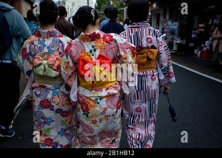 kyoto japon - november10,2018 : une femme non identifiée portant des kimono traditionnels marchant dans la rue du sanctuaire de yazaka l'une des plus populaires voyage destinatio Banque D'Images