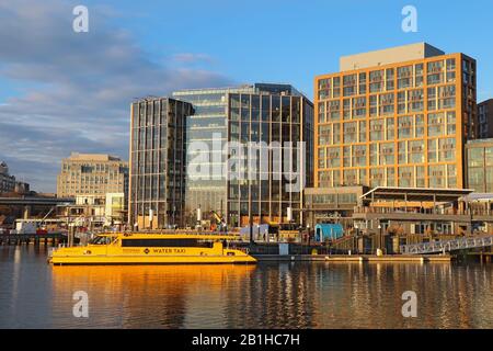 Bateau-taxi au quai, bâtiments et gratte-ciel dans la zone récemment redéveloppée du sud-ouest riverain de Washington, DC Banque D'Images