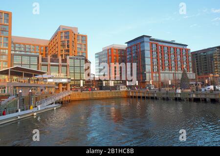 Bateau-taxi au quai, bâtiments et gratte-ciel dans la zone récemment redéveloppée du sud-ouest riverain de Washington, DC Banque D'Images