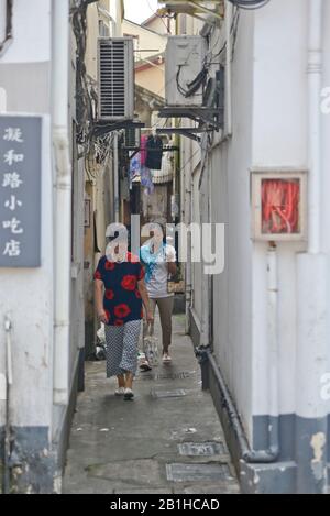 Les femmes chinoises marchaient dans une rue étroite de la vieille ville de Shanghai, Huangpu. Chine Banque D'Images