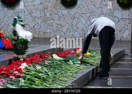 Les gens qui offrent (ponrent) les fleurs sur le granit dans le cervelet commémoratif des soldats russes dans le jour de la victoire des Soviétiques. Banque D'Images