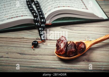 Le Coran Saint ouvert avec des perles rosabih Banque D'Images