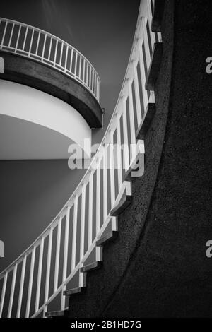 Escalier et balcon avec vue d'en dessous. L'échelle se courbe vers le haut de gauche à droite Banque D'Images