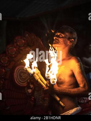 La performance de Theyyam, une forme de culte populaire dans le Nord du Kerala, près de Kannur, en Inde. Banque D'Images