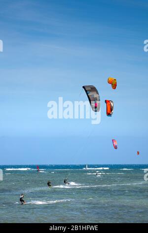 Ninh Chu Beach, province de Ninh Thuan, Vietnam - 9 Janvier 2020: Touristes Kitesurf sur les vagues de la mer la plage un jour ensoleillé à Ninh Chu bea Banque D'Images