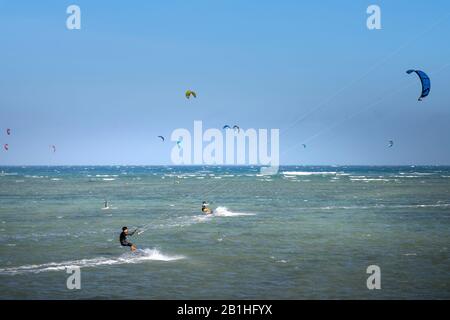 Ninh Chu Beach, province de Ninh Thuan, Vietnam - 9 Janvier 2020: Touristes Kitesurf sur les vagues de la mer la plage un jour ensoleillé à Ninh Chu bea Banque D'Images