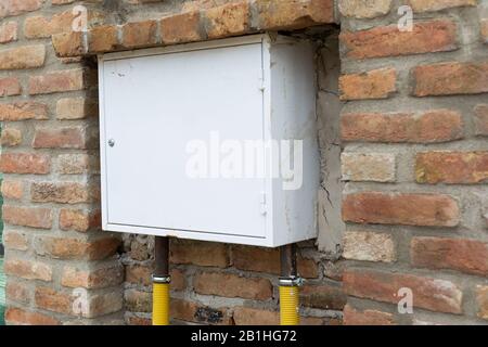 Photo d'une installation de compteur de gaz sur un mur de maison Banque D'Images