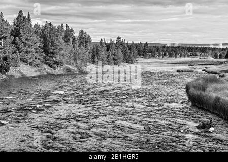 Rivière qui coule dans la vallée et la forêt au-delà. Banque D'Images