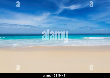 Belle plage de sable blanc d'été et mer tropicale, fond Banque D'Images