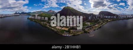 Panorama aérien à 360 degrés du lac de la ville de Rio de Janeiro Lagoa Rodrigo de Freitas avec ciel bleu intense prêt à l'emploi dans la cartographie de l'environnement tridimensionnelle et Banque D'Images