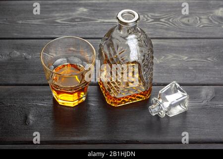 Bouteille de whisky sur fond en bois sombre plat Banque D'Images