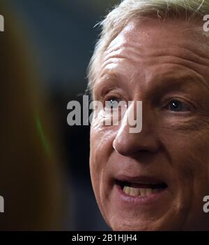 Charleston, États-Unis. 25 février 2020. Tom Steyer, candidat démocrate à la présidence, est interrogé dans la salle de spin à la suite du premier Débat présidentiel démocratique de la CBS au Charleston Gaillard Centre. Crédit: Sopa Images Limited/Alay Live News Banque D'Images