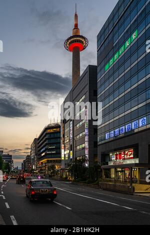 Kyoto, Japon, 16 août 2019 – vue sur la tour de Kyoto, située juste en face de la gare de Kyoto. Est la structure la plus haute de Kyoto et le monument moderne Banque D'Images