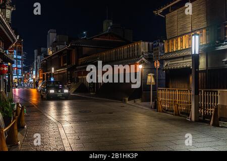 Kyoto, Japon, 16 août 2019 – vue nocturne sur le coin de Gion, le quartier le plus célèbre de geisha à Kyoto Banque D'Images