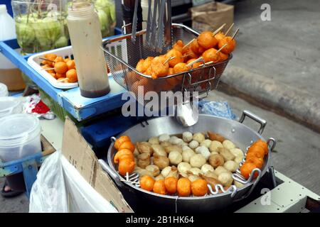 Photo de la nourriture de rue philippine appelée Kwek Kwek ou des œufs de caille frits Banque D'Images