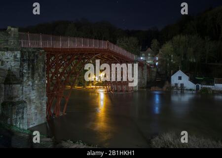 Ironbridge, Royaume-Uni. 26 février 2020. De 2 à 3 heures du matin, une semaine après les précédents records et Ironbridge a de nouveau connu des niveaux record de inondations. Avec des niveaux de nuit sur la rivière Severn qui devraient atteindre la même hauteur que les défenses contre les inondations, les doigts ont été croisés que les défenses ne seraient pas violées. À 3 heures du matin, les niveaux de la rivière étaient dans un quartier précaires, près du sommet des barrières le long du Wharfage, on pouvait voir des mouvements latéraux à Ironbridge, au Royaume-Uni. 26 février 2020. De 2 à 3 heures du matin, une semaine après les précédents records et Ironbridge connaît encore une fois des niveaux record d'inondation. Crédit : Banque D'Images