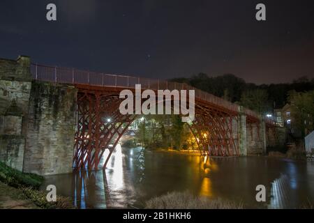 Ironbridge, Royaume-Uni. 26 février 2020. De 2 à 3 heures du matin, une semaine après les précédents records et Ironbridge connaît encore une fois des niveaux record d'inondation. Alors que dans l'ombre du célèbre pont après lequel la ville est nommée, les défenses contre les inondations luttent pour maintenir l'élévation du niveau de la rivière, la nuit longue exposition crée une image sereine millénaires du monument historique lui-même. Crédit: Paul Bunch/Alay Live News Banque D'Images