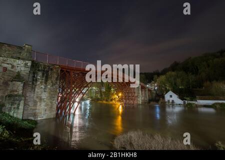 Ironbridge, Royaume-Uni. 26 février 2020. De 2 à 3 heures du matin, une semaine après les précédents records et Ironbridge connaît encore une fois des niveaux record d'inondation. Alors que dans l'ombre du célèbre pont après lequel la ville est nommée, les défenses contre les inondations luttent pour maintenir l'élévation du niveau de la rivière, la nuit longue exposition crée une image sereine millénaires du monument historique lui-même. Crédit: Paul Bunch/Alay Live News Banque D'Images