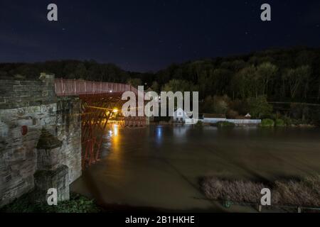 Ironbridge, Royaume-Uni. 26 février 2020. De 2 à 3 heures du matin, une semaine après les précédents records et Ironbridge connaît encore une fois des niveaux record d'inondation. Alors que dans l'ombre du célèbre pont après lequel la ville est nommée, les défenses contre les inondations luttent pour maintenir l'élévation du niveau de la rivière, la nuit longue exposition crée une image sereine millénaires du monument historique lui-même. Crédit: Paul Bunch/Alay Live News Banque D'Images