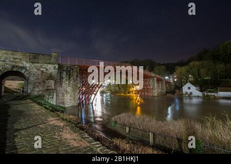 Ironbridge, Royaume-Uni. 26 février 2020. De 2 à 3 heures du matin, une semaine après les précédents records et Ironbridge connaît encore une fois des niveaux record d'inondation. Alors que dans l'ombre du célèbre pont après lequel la ville est nommée, les défenses contre les inondations luttent pour maintenir l'élévation du niveau de la rivière, la nuit longue exposition crée une image sereine millénaires du monument historique lui-même. Crédit: Paul Bunch/Alay Live News Banque D'Images