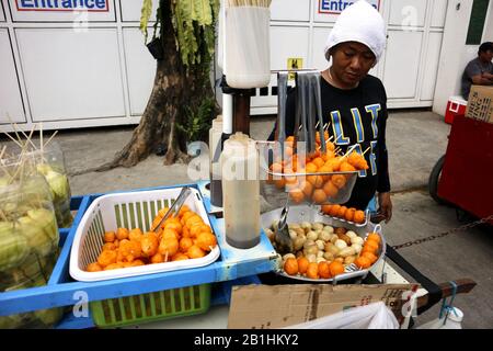 Taytay, Rizal, Philippines - 20 février 2020: Le vendeur de nourriture de rue vend des en-cas favoris philippins appelés Kwek Kwek ou des œufs de caille frits profonds à elle Banque D'Images