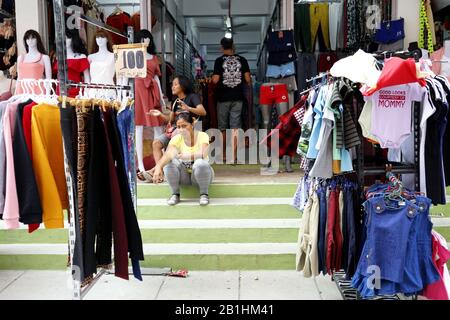 Taytay, Rizal, Philippines - 20 février 2020: Différents étals vendent toutes sortes de produits vestimentaires à un bazar bien connu dans la ville de Tayta Banque D'Images