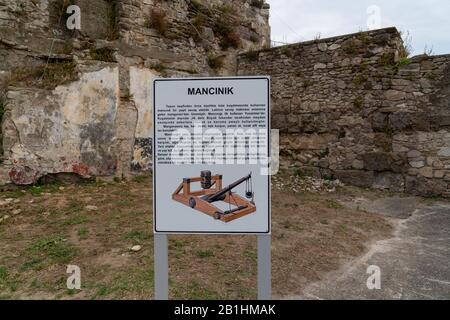 Sinop/Turquie - août 04 2019: Carte de catapulte dans la vieille prison de la forteresse sinop, (turc: Sinop Kale Cezaevi) était une prison d'État située à l'intérieur Banque D'Images